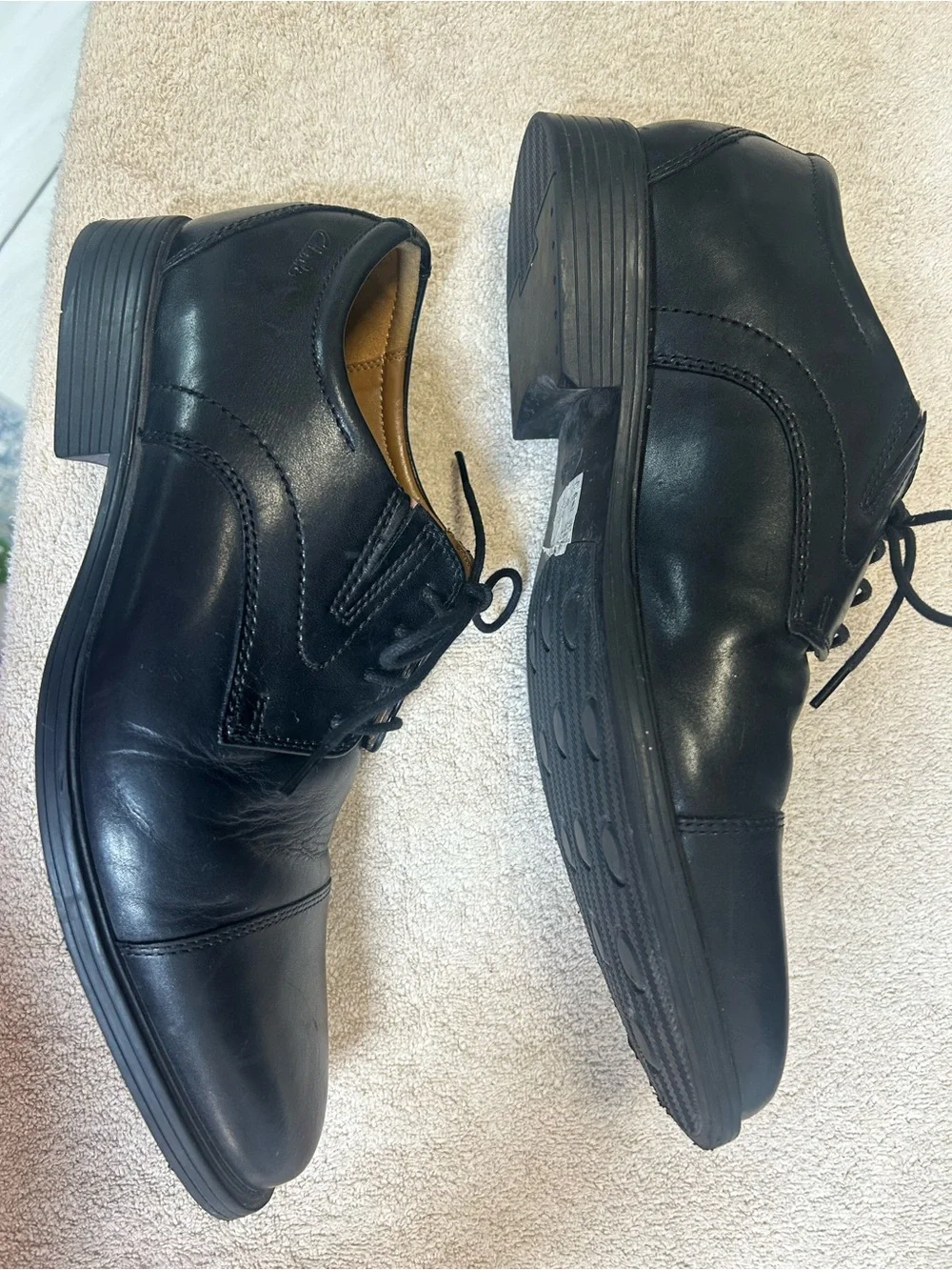 Clark’s Men’s WHIDDON Cap toe black leather oxfords. Size 9.5W very little wear